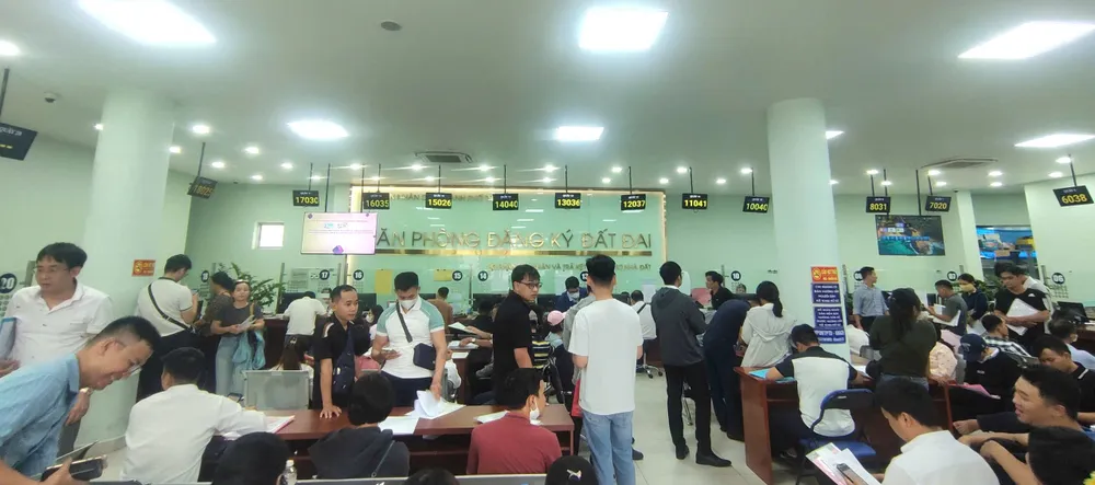 Việc kiểm tra xác minh hiện trạng nhà ở, công trình xây dựng sai phép, không phép không được quy định trong trình tự, thủ tục đăng ký biến động và cũng không thuộc chức năng, nhiệm vụ của văn phòng đăng ký đất đai. Ảnh: NC TP.HCM: Văn phòng đăng ký đất đai kiểm tra hiện trạng nhà, công trình xây dựng là sai quy định