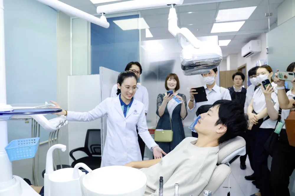Các doanh nghiệp Nhật Bản đến tham quan trung tâm y tế Á Châu. Ảnh: NV trung tâm y tế á châu-1 .jpg