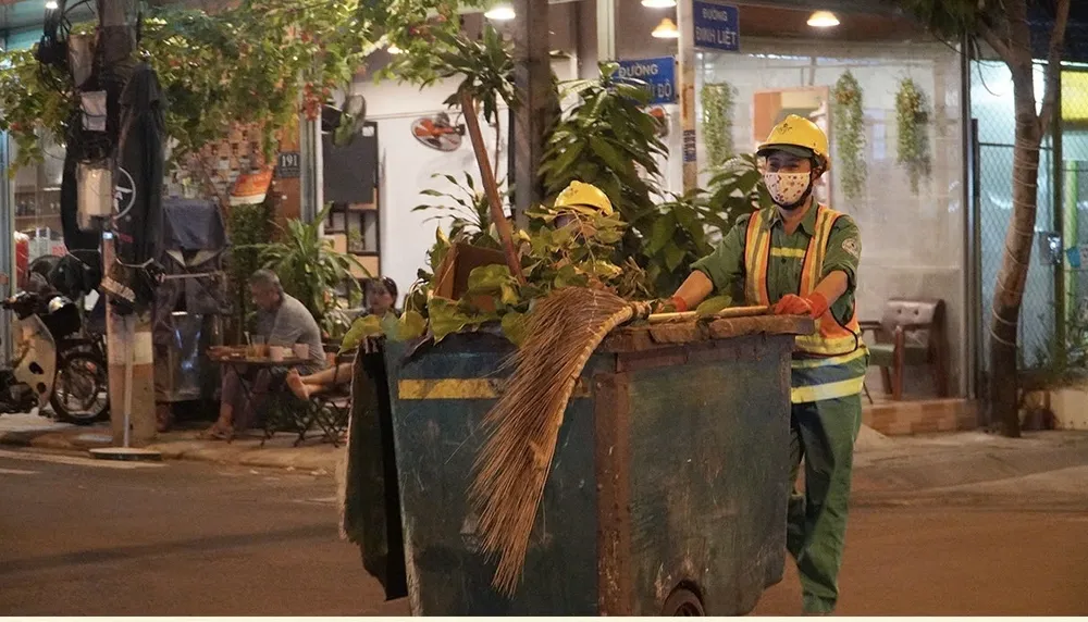 TP.HCM bố trí thêm nhân sự, phương tiện để thu gom rác trong dịp Tết Nguyên đán