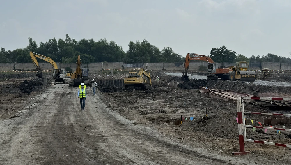 Công nhân đang thi công tại dự án nhà máy đốt rác phát điện Tâm Sinh Nghĩa ngày 5-3. Ảnh: NGUYỄN CHÂU TP.HCM: Nhiều dự án đốt rác phát điện trên địa bàn TP gặp khó trong khâu quy hoạch