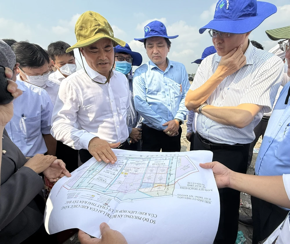 Đại diện CITENCO trình bày phương án bố trí lại của khu chức năng tại khu liên hợp xử lý chất thải rắn Tây Bắc. Ảnh: NGUYỄN CHÂU khảo sát dự án đốt rác phát điện 2.jpg