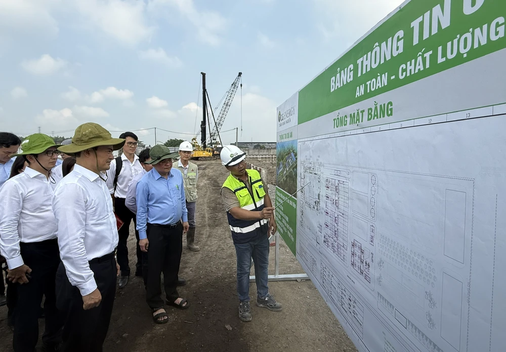 Đại diện Công ty CP Đầu tư Phát triển Tâm Sinh Nghĩa báo cáo tiến độ dự án. Ảnh: NGUYỄN CHÂU khảo sát dự án đốt rác phát điện 3.jpg