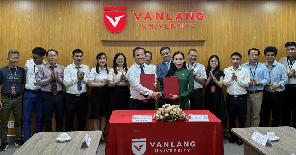 Lãnh đạo Đài Khí tượng Thủy văn khu vực Nam Bộ ký kết thỏa thuận hợp tác với lãnh đạo Trường Đại học Văn Lang. Ảnh: NC Ứng dụng trí tuệ nhân tạo vào dự báo xâm nhập mặn