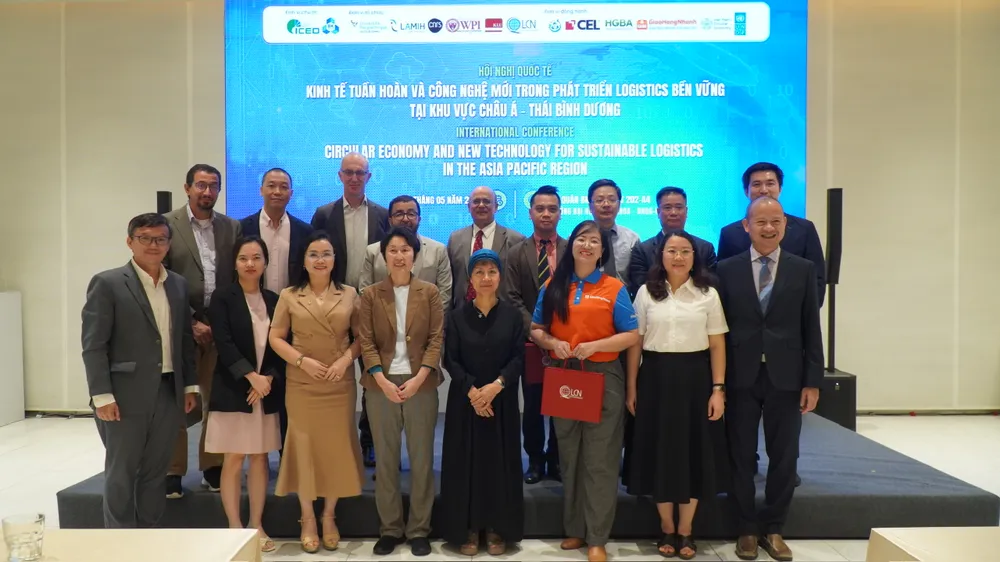 Các đại biểu chụp ảnh lưu niệm tại hội nghị “Kinh tế tuần hoàn và công nghệ mới trong phát triển logistics bền vững tại khu vực Châu Á - Thái Bình Dương” phát triển bền vững 2.jpg