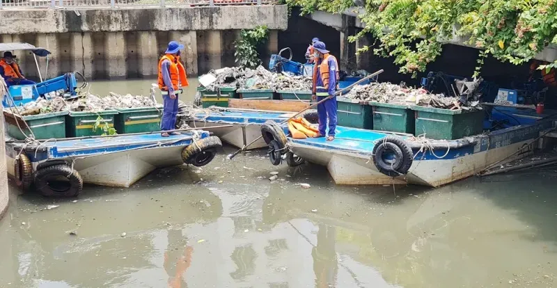 Công nhân thu gom rác trên tuyến kênh Nhiêu Lộc- Thị Nghè. Ảnh: NC Sở Xây dựng TP.HCM kiến nghị công bố đơn giá thu gom rác trên các tuyến sông