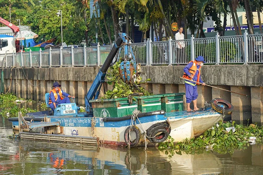Sở Xây dựng TP.HCM đề xuất tần suất vớt rác trên kênh trên nhiều tuyến kênh