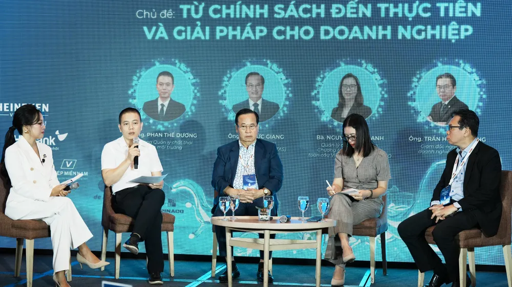 Các đại biểu tham gia tại tọa đàm. Ảnh: NN Nhiều nhà máy xử lý nước thải sẽ được xây dựng trong thời gian tới
