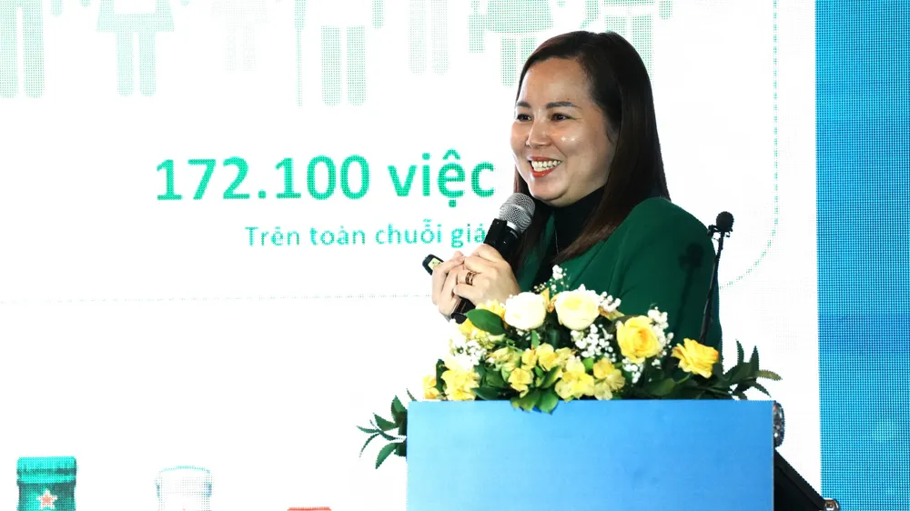 Bà Phạm Thị Trúc Thanh, Giám đốc Phát triển Bền vững Công ty TNHH Nhà máy Bia Heineken Việt Nam chia sẻ tại diễn đàn. Ảnh: NN xử lý nước thải 4.jpg