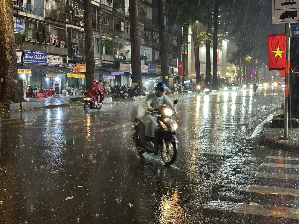 Mưa lớn xảy ra nhiều nơi ở các tỉnh Nam Bộ và TP.HCM ngày 10-6. Ảnh: NC Nguyên nhân mưa lớn nhiều nơi ở các tỉnh Nam Bộ và TP.HCM