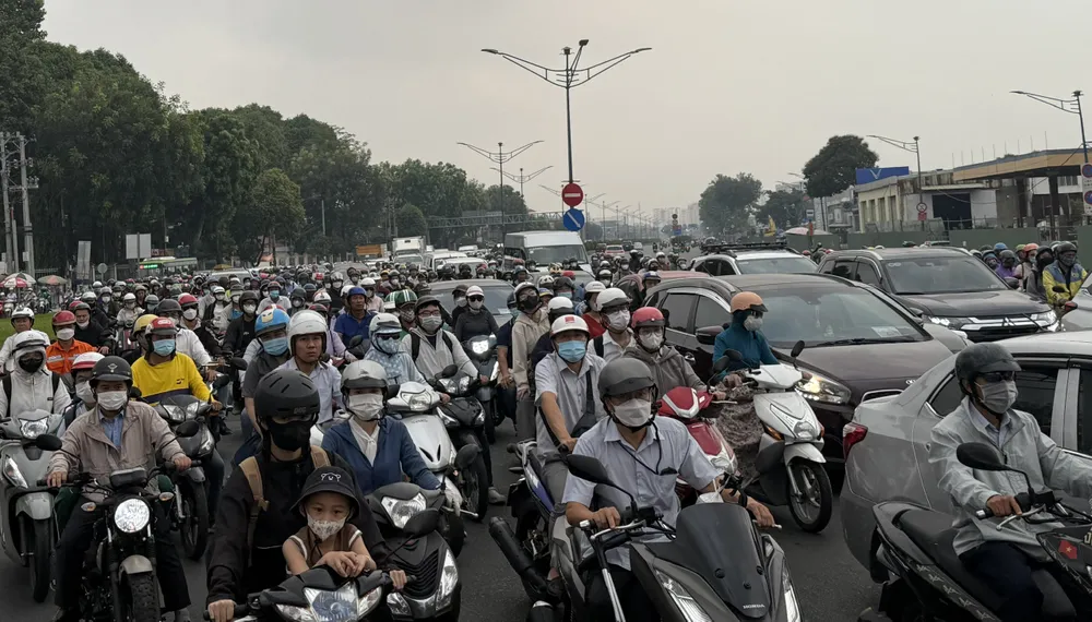 Xe máy là nguồn gây ô nhiễm cao ở TP.HCM. Ảnh: NGUYỄN CHÂU TP.HCM nghiên cứu, tính toán địa bàn nào ô nhiễm cao phải hạn chế phương tiện giao thông