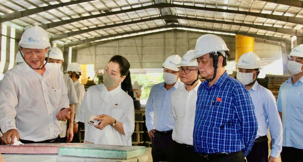 Phó Chủ tịch Quốc hội Lê Minh Hoan khảo sát các khu xử lý rác tại TP.HCM