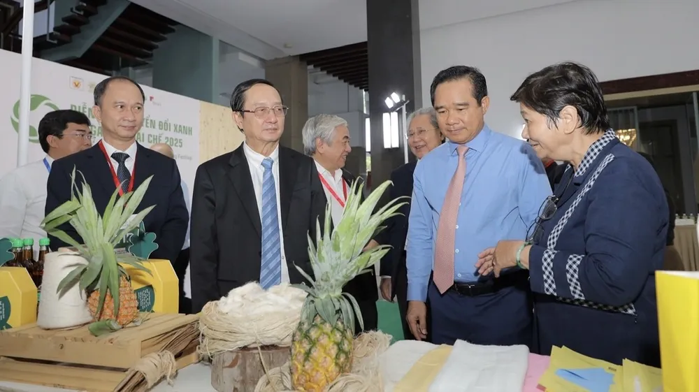 Chủ tịch UBND TP.HCM Nguyễn Văn Được tham quan các gian hàng tại diễn đàn. Ảnh: TÚ UYÊN chuyển đổi xanh 3.jpg