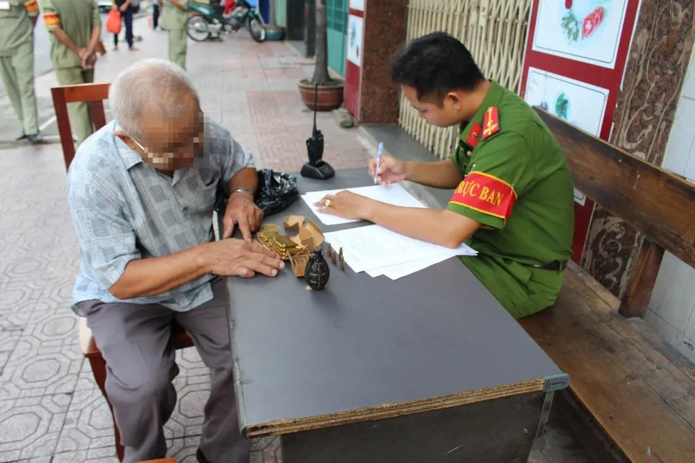 Người dân nộp 'hàng nóng' lấy quà tặng ảnh 3 Người dân nộp 'hàng nóng' lấy quà tặng ảnh 3