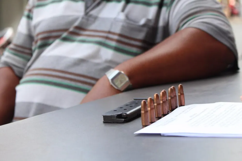 Người dân nộp 'hàng nóng' lấy quà tặng ảnh 4 Người dân nộp 'hàng nóng' lấy quà tặng ảnh 4