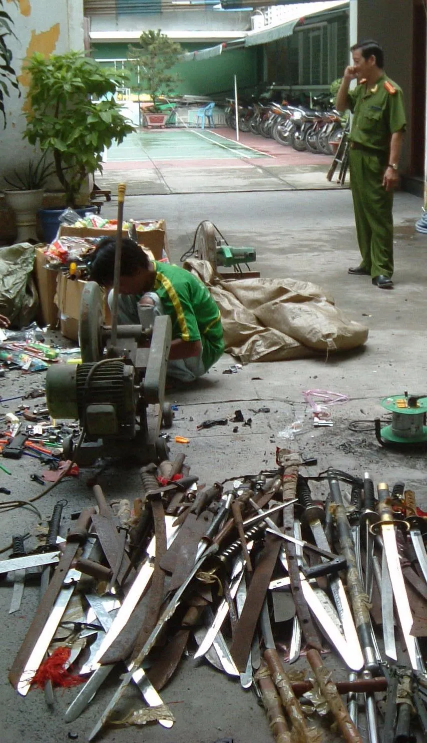 Người dân nộp 'hàng nóng' lấy quà tặng ảnh 1 Người dân nộp 'hàng nóng' lấy quà tặng ảnh 1