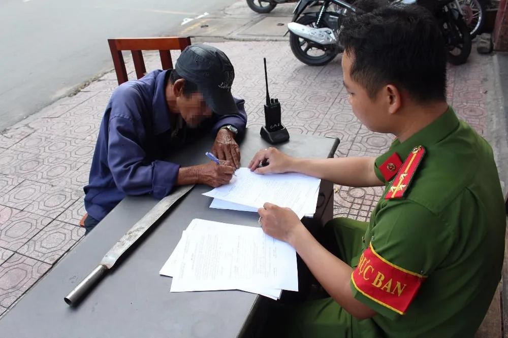 Người dân nộp 'hàng nóng' lấy quà tặng ảnh 2 Người dân nộp 'hàng nóng' lấy quà tặng ảnh 2