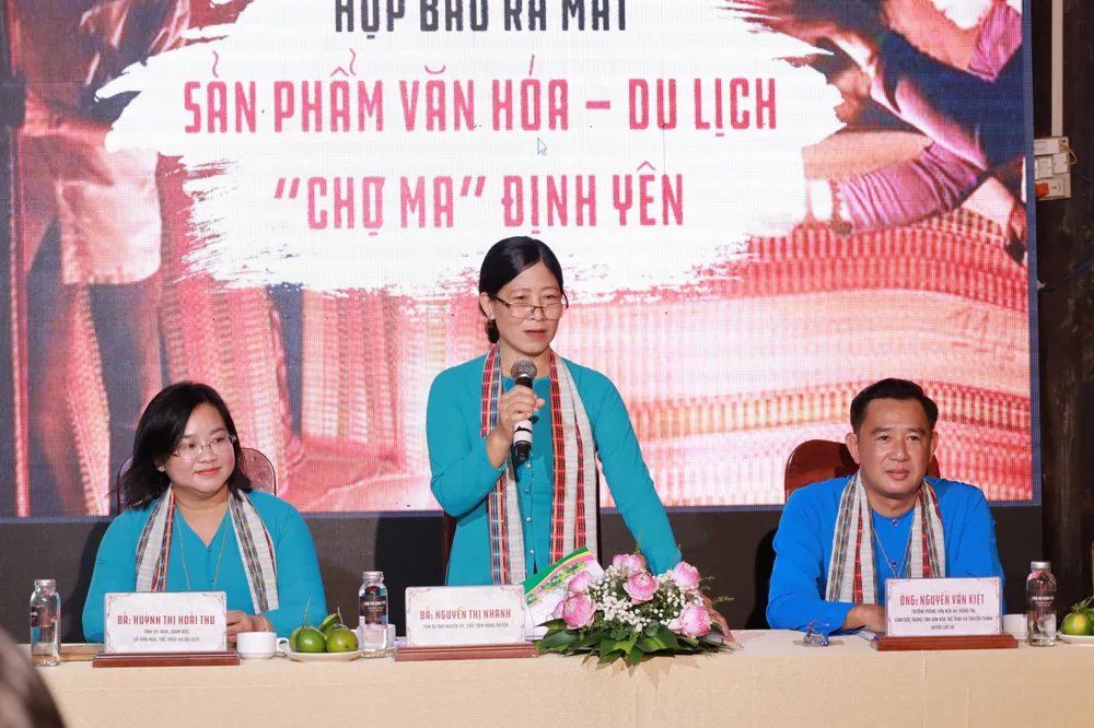 Chủ tịch UBND huyện Lấp Vò bày tỏ mong muốn sẽ nhận được những góp ý từ người dân, du khách nhằm hoàn thiện sản phẩm du lịch. Ảnh: DI LINH dong-thap-tao-hien-cho-chieu-dem-bang-san-pham-du-lich-cho-ma-dinh-yen-3.jpg