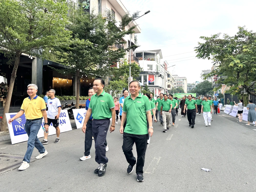 4000-nguoi-di-bo-gay-quy-hon-11-ty-dong-cham-lo-cho-nguoi-kho-khan-7.jpg