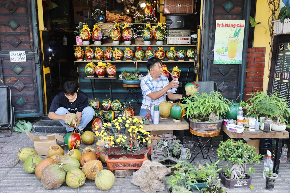 Mình chọn làm dừa thư pháp trên dừa già là do dừa già thì có thể để quanh năm luôn, nó không bị héo, có để cả năm vẫn đẹp