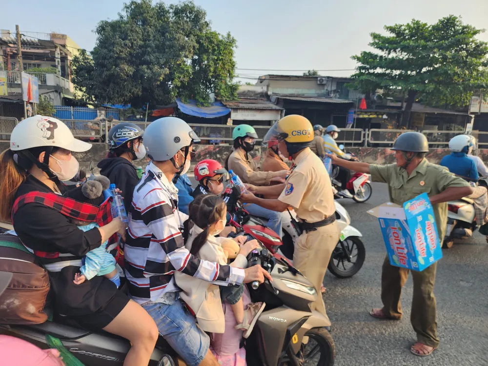 csgt-tp-hcm-tap-trung-luc-luong-tai-cac-khu-vuc-phuc-tap-ve-an-toan-giao-thong-4