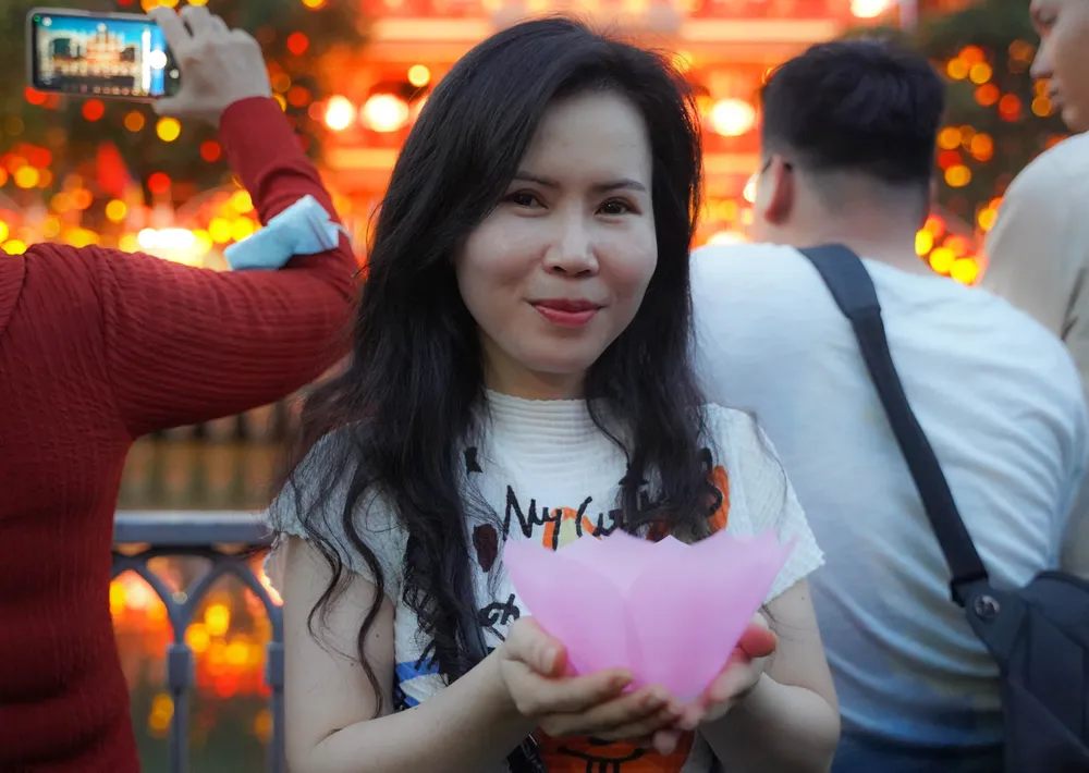 tp-hcm-hang-nghin-nguoi-den-chua-phap-hoa-du-le-hoa-dang-mung-dai-le-phat-dan-post0.html3