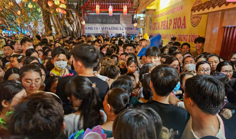tp-hcm-hang-nghin-nguoi-chen-chut-tham-gia-le-hoi-hoa-dang-post0.html6.jpg