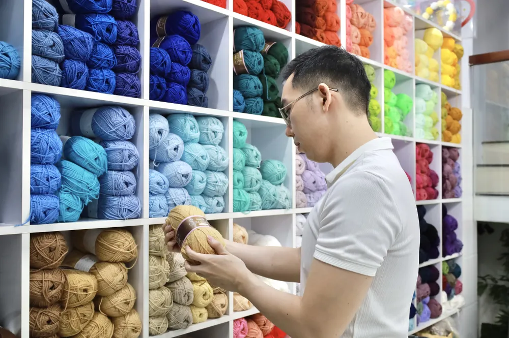 Ban đầu anh Huy hay bị sai trong bước chọn len và dụng cụ làm. Chàng trai khởi nghiệp với nghệ thuật pompom độc đáo