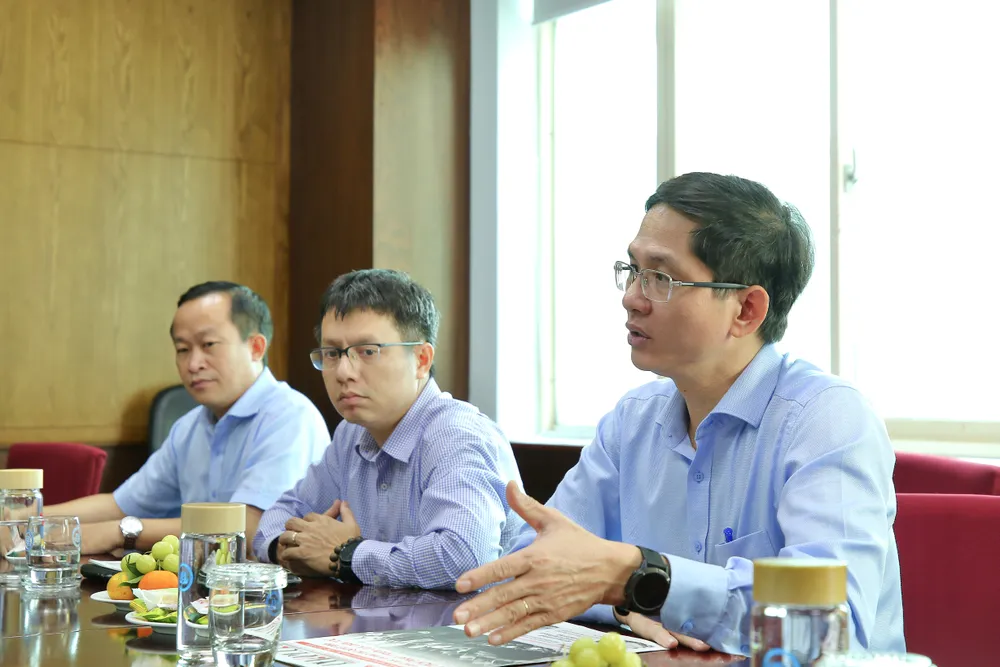 PGS.TS Hoàng Công Gia Khánh - Hiệu trưởng trường Đại học Kinh tế - Luật, Đại học Quốc gia TP.HCM (bên phải) gửi lời cảm ơn tới Báo Pháp Luật TP.HCM trong thời gian qua đã luôn có nhiều hoạt động sát cánh cùng với trường vì sự phát triển chung. IMG_8281.jpg