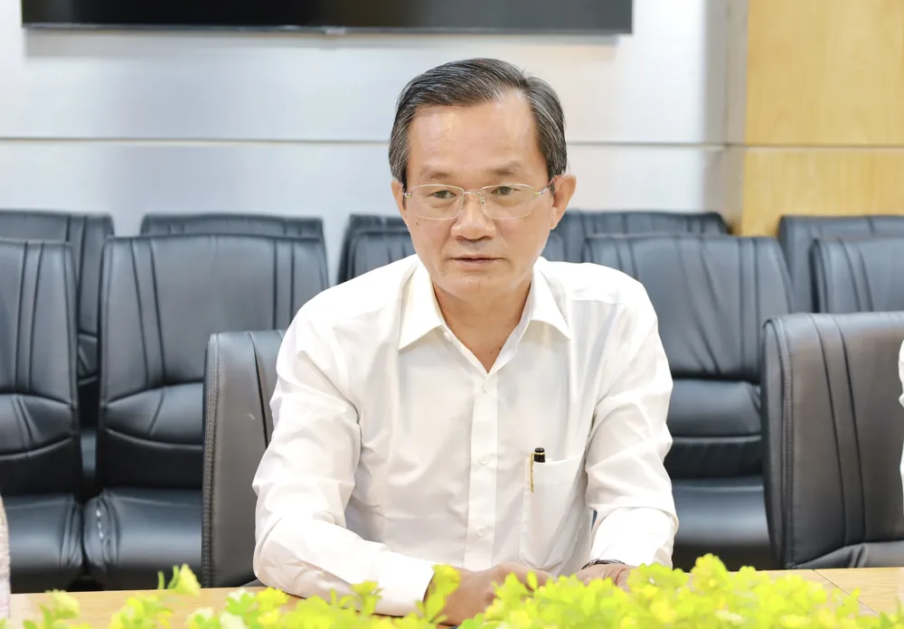 Ông Nguyễn Đức Hiển - Phó Tổng Biên tập Thường trực Báo Pháp Luật TP.HCM gửi chúc mừng tới đội ngũ cán bộ, giảng viên nhà trường. IMG_4591.jpg