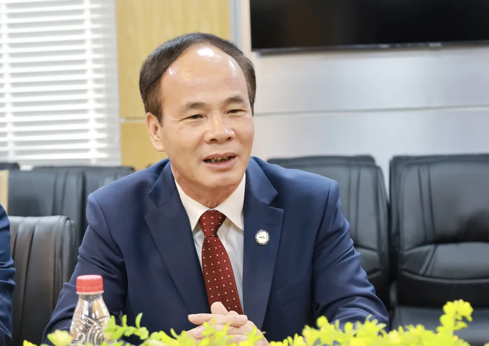 PGS.TS. Vũ Văn Nhiêm - Chủ tịch Hội đồng Trường Đại học Luật TP.HCM gửi lời cảm ơn tới Báo Pháp Luật TP.HCM trong thời gian qua đã luôn hỗ trợ đồng hành cùng trường. IMG_4612.jpg