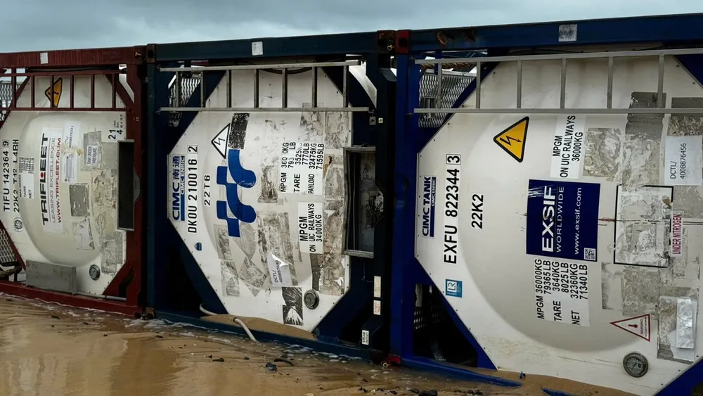 Các container này lần lượt có số hiệu: EXFU8223443,TIFU1423649, DKOU2100162, được vận chuyển từ Thái Lan đi Hàn Quốc bằng đường biển. doanh-nghiep-han-quoc-xin-xac-nhan-chu-so-huu-3-bon-chua-dat-vao-bo-bien-quang-ngai-post0.html1.JPG