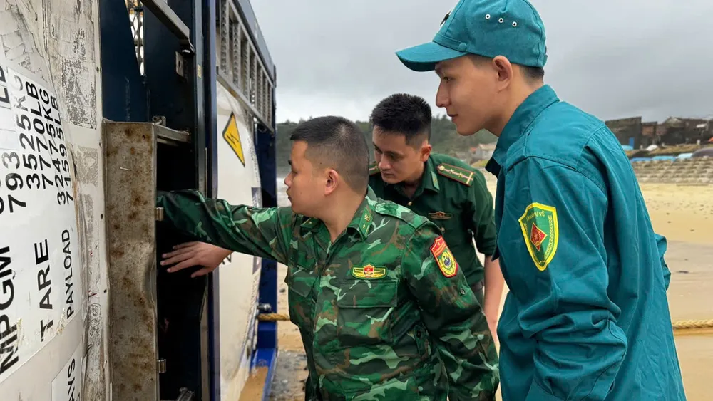 Cả 3 container đều không chứa hàng hóa, nên không có nguy cơ gây sự cố môi trường. doanh-nghiep-han-quoc-xin-xac-nhan-chu-so-huu-3-bon-chua-dat-vao-bo-bien-quang-ngai-post0.html3.JPG