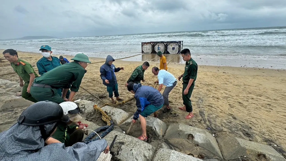 Doanh nghiệp Hàn Quốc xin xác nhận chủ sở hữu 3 bồn chứa dạt vào bờ biển Quảng Ngãi. Doanh nghiệp Hàn Quốc xin xác nhận chủ sở hữu 3 bồn chứa dạt vào bờ biển Quảng Ngãi