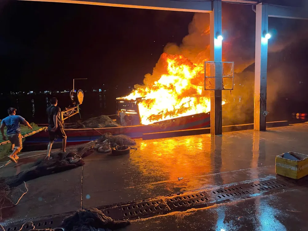 Cháy tàu cá đang neo trong cảng ở Quảng Ngãi