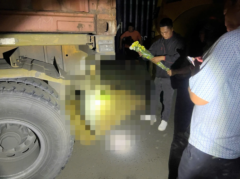 Nam tài xế đang kiểm tra hàng thì bị xe nâng đi lùi cán trúng thương vong