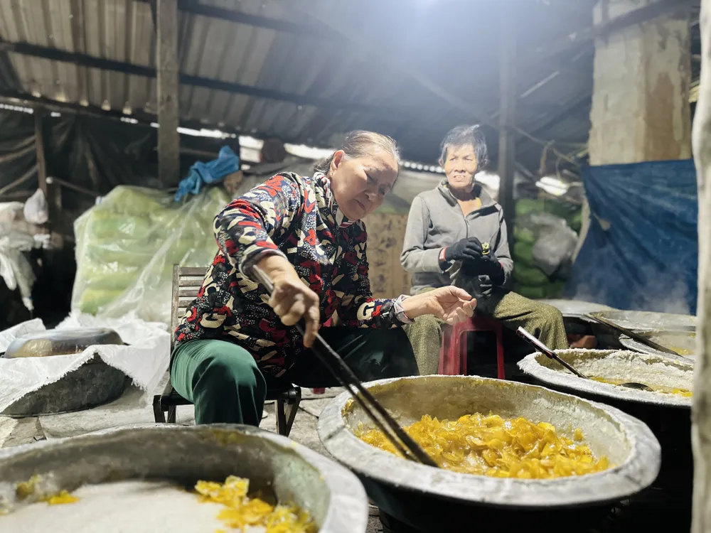 Làng nghề mứt gừng nức tiếng Quảng Ngãi đỏ lửa vào vụ Tết