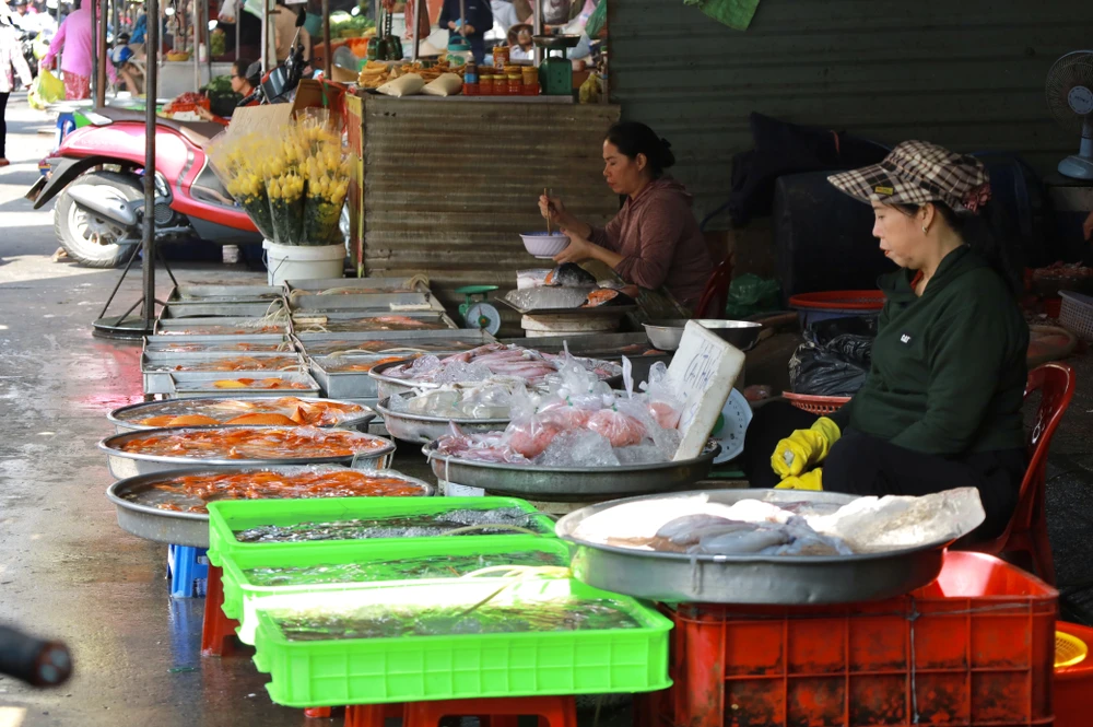 o với mọi năm, sức tiêu thụ các mặt hàng đồ cúng trong ngày 23 Tết ở Cần Thơ khá trầm lắng, tiểu thương vẫn đông nhưng người đi chợ mua sắm giảm đi một nửa..jpg
