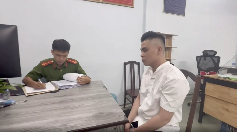 Bắt nam thanh niên đánh bảo vệ ở phố đi bộ Nguyễn Huệ