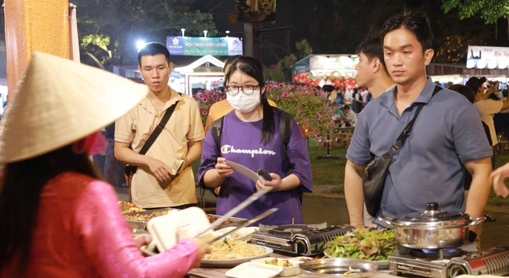 Khách sinh ngày 01-8-1975 (ngày thành lập Saigontourist Group) sẽ được ưu đãi 20% giá vé, với tối đa 10 vé mỗi khách. co-gi-tai-le-hoi-van-hoa-am-thuc-lon-nhat-tp-hcm-2025-post0.html2.jpg