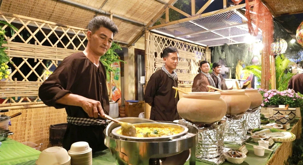Quy tụ 500 món ngon từ khắp vùng miền. Ảnh: DI LINH Có gì tại lễ hội Văn hoá Ẩm thực lớn nhất TP.HCM 2025?