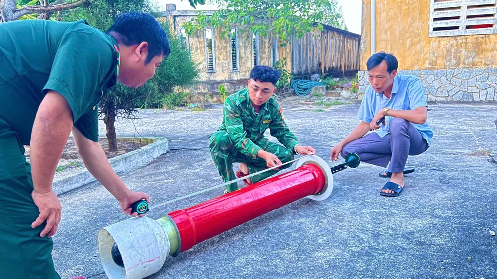 Vật thể lạ được ngư dân Quảng ngãi phát hiện nghi là thiết bị hải dương học trôi dạt trên biển. Ngư dân Quảng Ngãi trục vớt vật thể lạ nghi thiết bị nghiên cứu biển