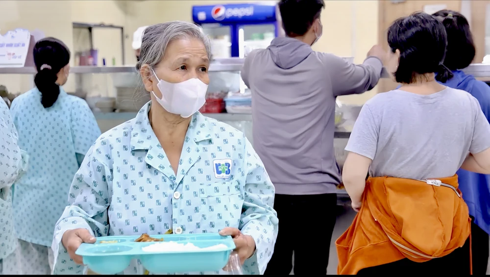 “Bữa ăn vui vẻ” tiếp sức người bệnh tại Bệnh viện Ung Bướu TP.HCM