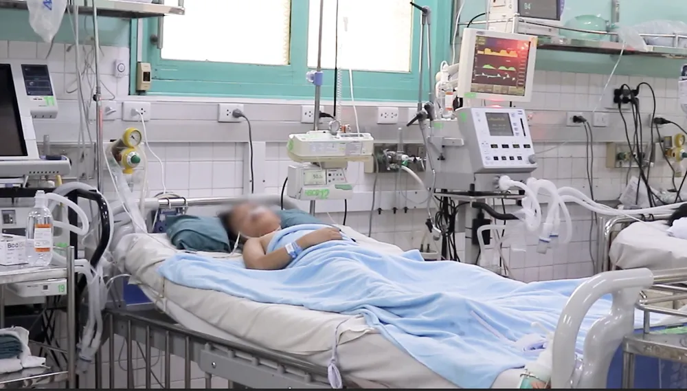 Bé gái 8 tuổi bị cuốn vào cửa cuốn, may mắn thoát nguy kịch