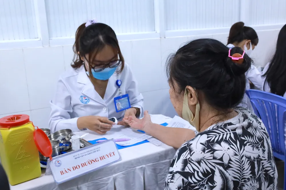 Hơn 300 người dân được khám, phát thuốc miễn phí tại Bệnh viện Đa khoa Thủ Đức