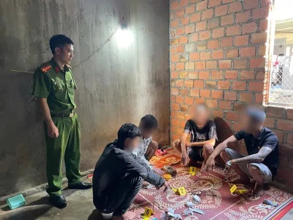 4 thanh niên sử dụng ma túy xong đi ngủ, mở mắt dậy thấy Công an đợi sẵn