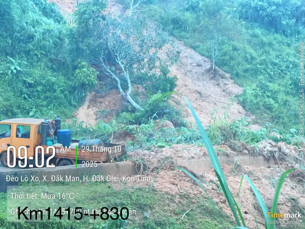 Mưa lớn gây sạt lở 4 điểm trên đèo Lò Xo, xe múc bị mắc kẹt giữa dòng đất đá
