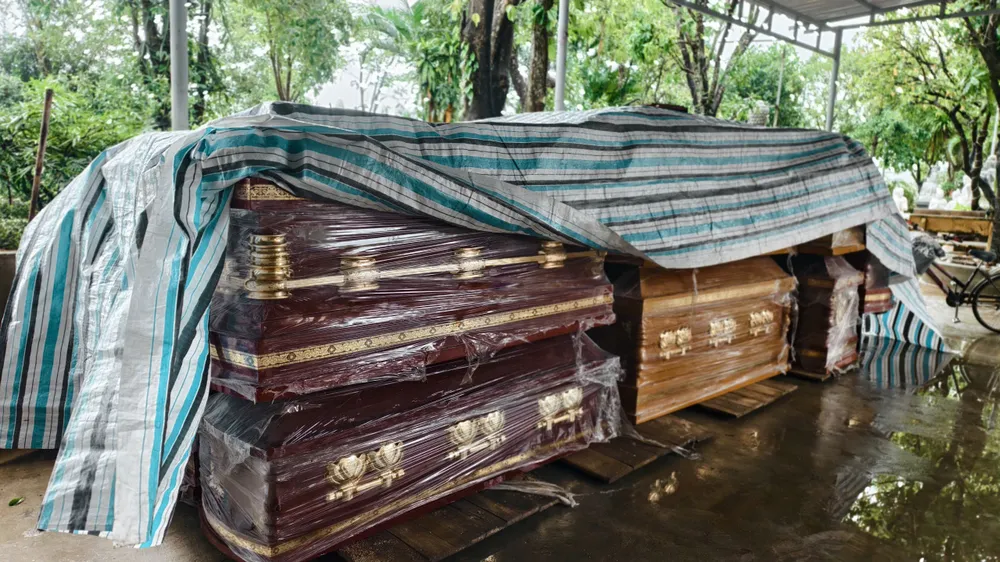 Hoà Thịnh 'đau đầu” tìm nơi gửi gần 40 quan tài đổ về trong lũ lụt