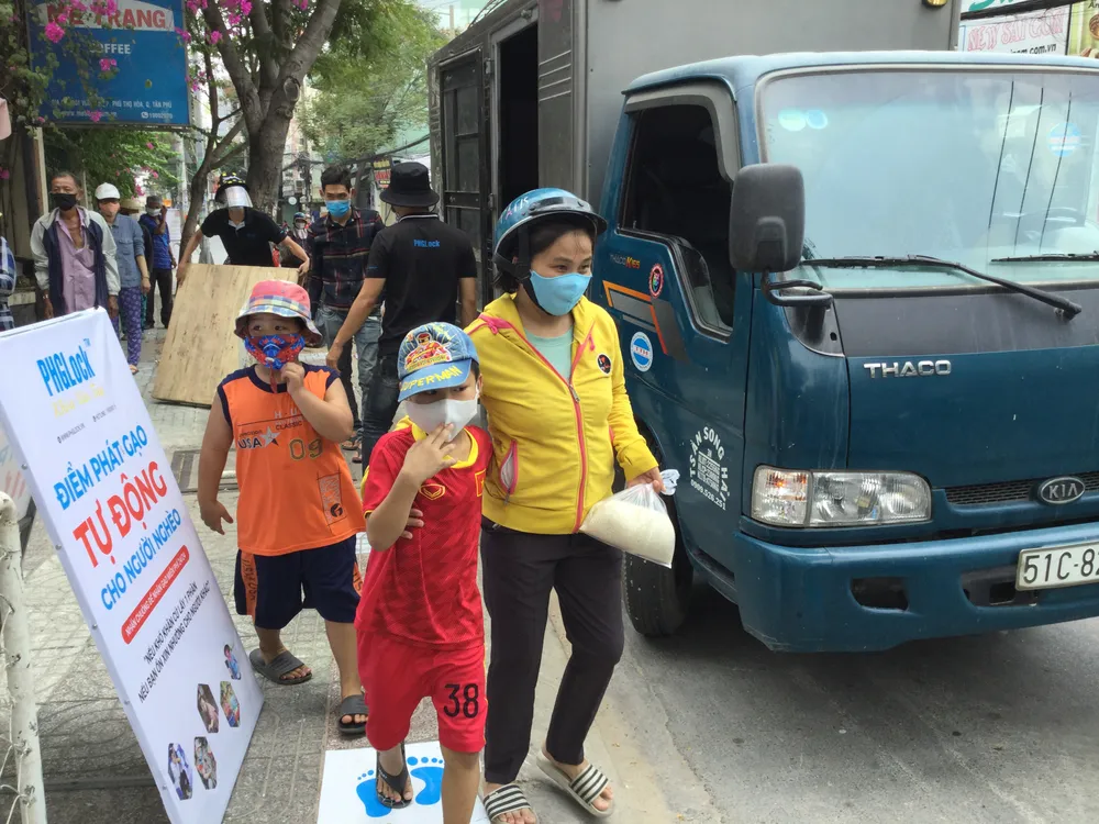 Dân kéo nhau đến góp gạo cho máy phát gạo tự động ảnh 2