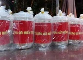 Xóm công viên Hạnh Phúc làm chà bông 'thương gửi miền Trung' 