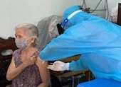 Cán bộ phường, bộ đội chăm lo F0 đang điều trị tại nhà ảnh 5 Đến tận nhà tiêm vaccine cho người cao tuổi, mắc bệnh nền